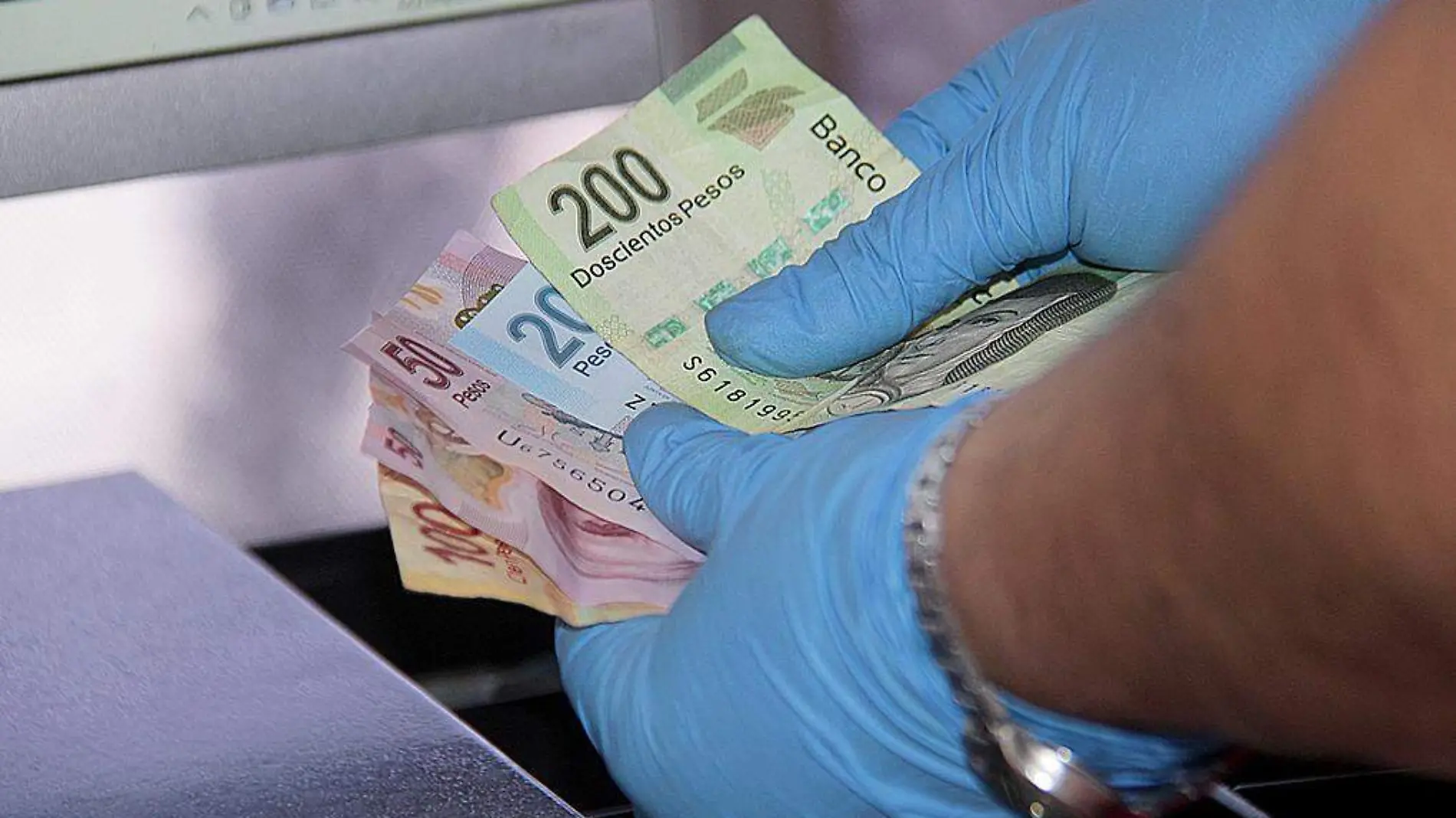 Persona contando billetes